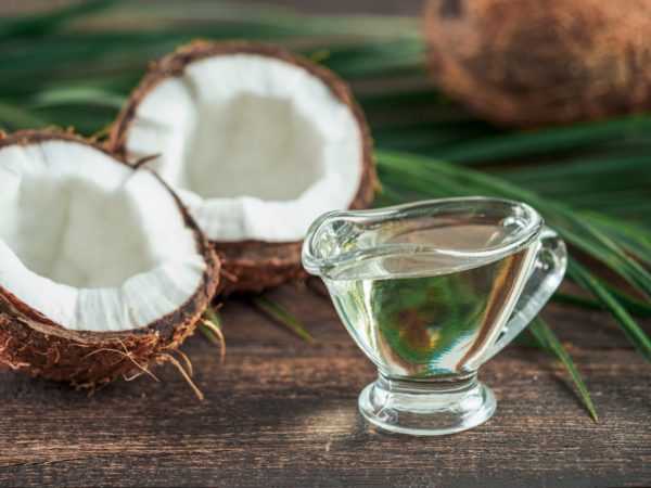 Dầu dừa có thể giúp trị gàu nhờ tác dụng chống viêm, chống nấm, cấp ẩm