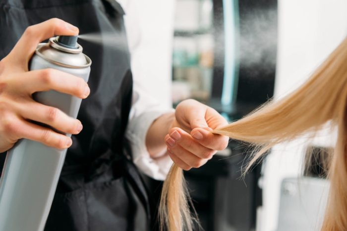 Các sản phẩm chăm sóc và tạo kiểu tóc có thể tích tụ trên tóc và gây gàu